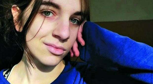 Chiara Gualzetti è stata «colpita ripetutamente» con un coltello da cucina. In un video le immagini con il 16enne che l'ha uccisa