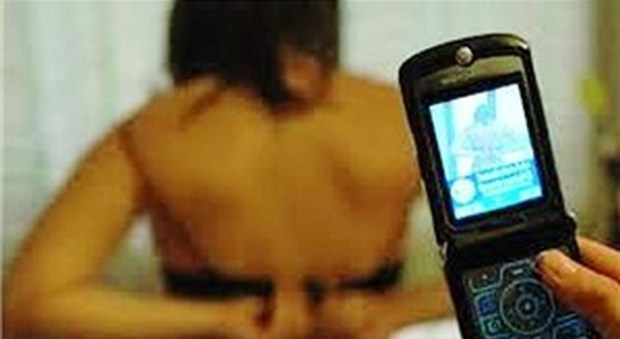 Scandalo a Modena, studentesse nude su WhatsApp: centinaia di selfie hot finiscono in rete