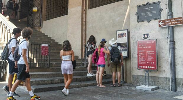 Turisti all'entrata del palazzo della Ragione