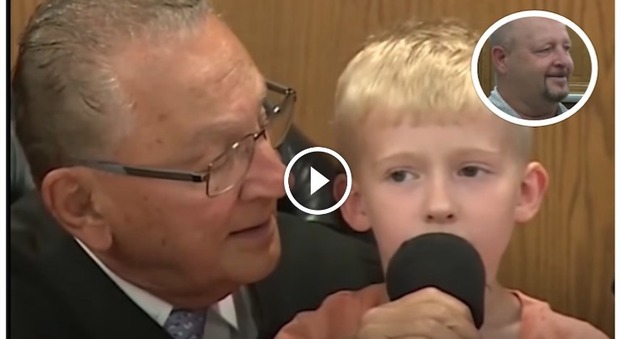Il giudice fa scegliere al figlioletto di 5 anni la condanna del padre, la risposta del bimbo è incredibile