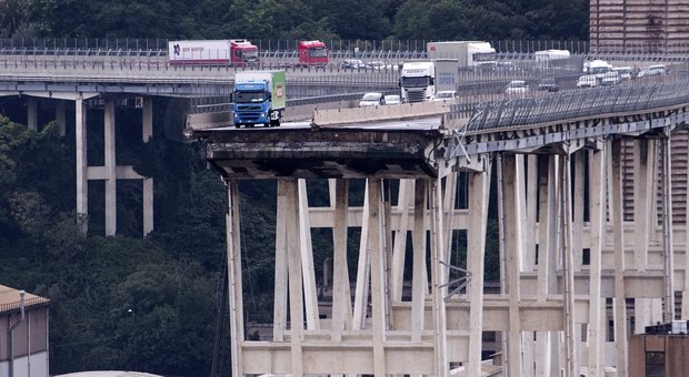 Crolla un ponte sull'A10 a Genova