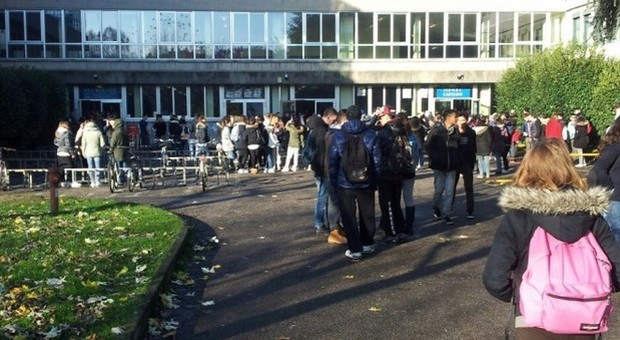 Milano, allarme bomba in una scuola di Cinisello Balsamo: evacuati 3500 studenti