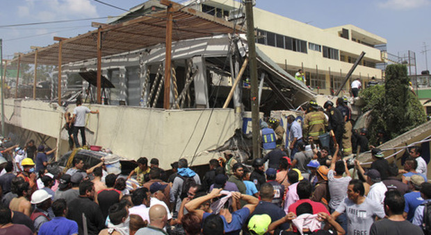 Terremoto Messico, il governo: «Nessuna bimba tra le macerie della scuola, forse un'impiegata»