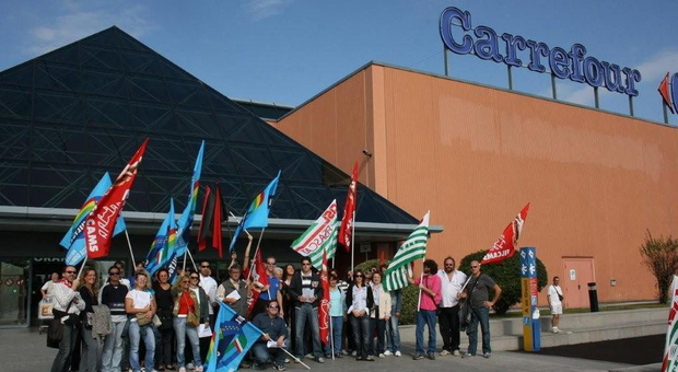 Carrefour a Tavagnacco: l'ipermercato si dimezza, incombe la paura di esuberi