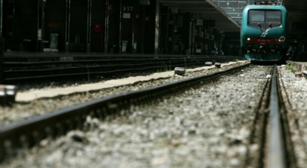 Uomo travolto e ucciso da un treno merci: choc nel pavese, caos sulla linea per due ore