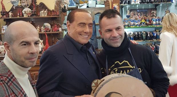 Napoli, Berlusconi a San Gregorio Armeno: visita alla bottega del maestro presepiaio Ferrigno