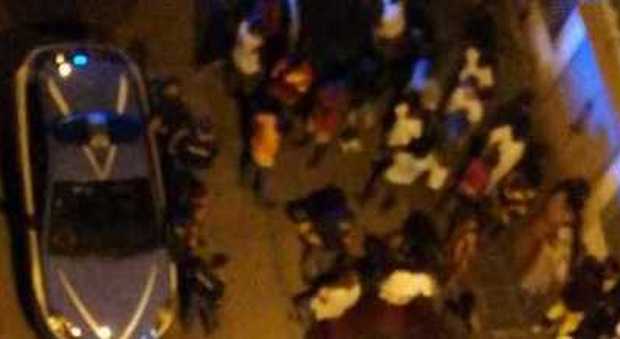 Spari in strada contro un ambulante: immigrato senegalese ferito a Napoli
