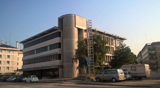 La vecchia sede in vendita di Unicredit, in via Forte Marghera a Mestre, chiusa ormai dal 2011
