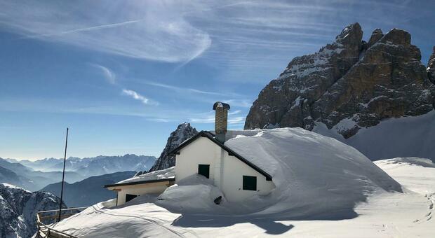 Il rifugio Carducci in alta val Giralba semicoperto di neve alla fine del marzo scorso