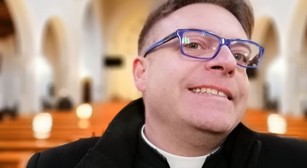 L'orgia gay a casa del prete finisce male: l'amico in overdose di viagra, il gigolò chiama i soccorsi