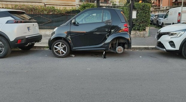 Smart vandalizzate a Ostia: furti di ruote, marmitte e catalizzatori. I raid della banda notturna