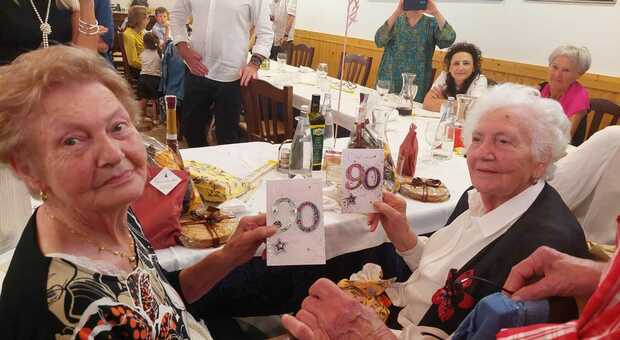 Giovannina e Bertilla alla festa per i loro 90 anni circondate da figli, nipoti e pronipoti