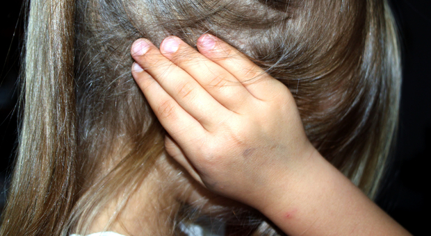 Violenza sessuale su una bambina di 9 anni, braccialetto elettronico applicato al patrigno indagato
