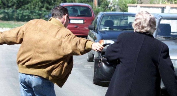 Rapina un'anziana, viene assolto «I testimoni sono anonimi»