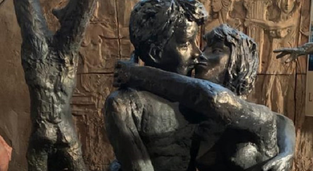 La statua "contesa" Il Bacio