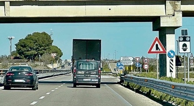 Multato dall'autovelox per 1,1 km/h in più sulla Gallipoli-Lecce: scrive al sindaco per protestare