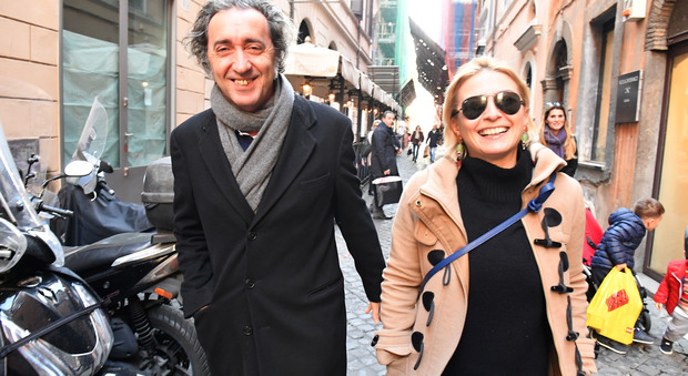 Paolo Sorrentino e la moglie, una passeggiata per Roma da... Oscar
