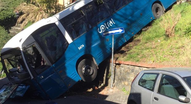 Il bus del Cotral finito fuori strada a Grottaferrata: trasportava 30 ragazzi appena usciti da scuola