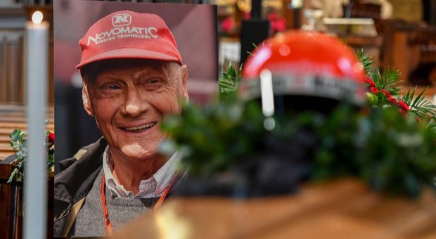 La foto di Niki Lauda davanti alla bara con il suo casco