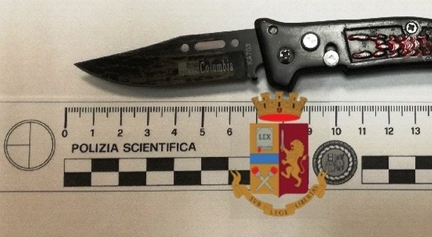 Napoli: in auto armato di coltello, denunciato dalla polizia