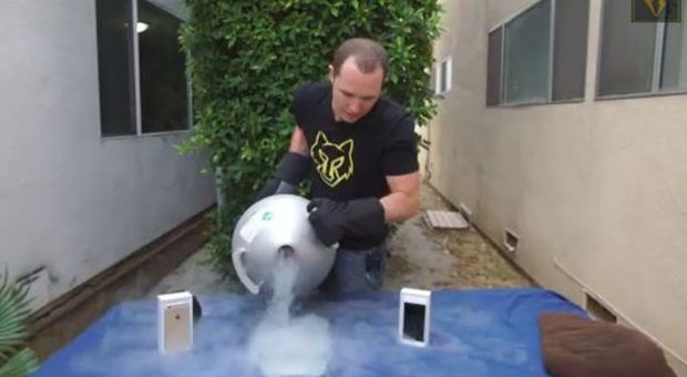 VIDEO| iPhone 6 immerso nell'azoto liquido: ecco cosa succede dopo