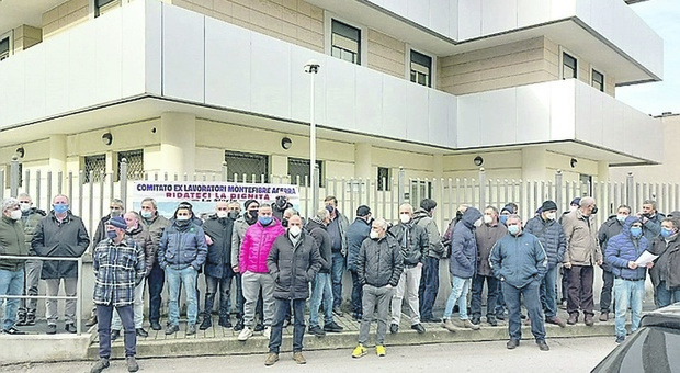 Montefibre di Acerra, gli ex operai: «Esposti all'amianto, siamo malati»