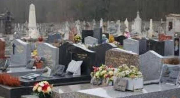 «Al cimitero non c'è posto»: il sindaco francese rifiuta la sepoltura di una bambina rom