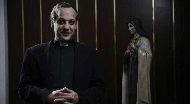 L'attore Rodrigo de la Serna nel ruolo di Bergoglio