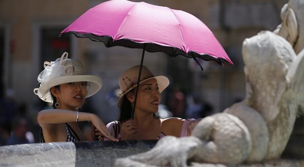 Meteo, il caldo uccide a Milano e nelle Marche: cresce l'ozono, sos rifiuti a Roma