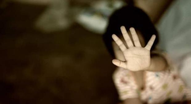 Stuprata a 8 anni dal compagno di scuola: «La maestra ha fatto finta di nulla»