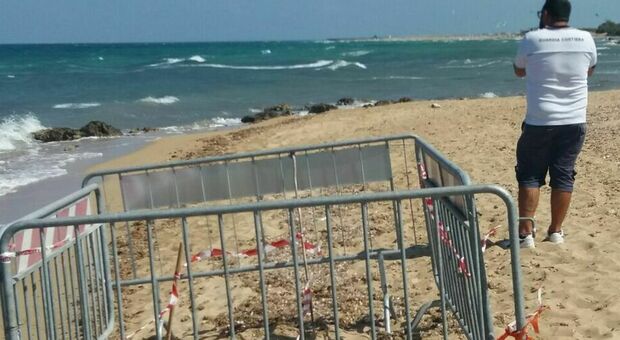 Una bomba sulla spiaggia, transennata la zona. Recupero previsto nelle prossime ore