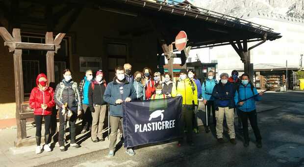 Il gruppo dei volontari di Cortina che hanno aderito alla giornata "plastic free"