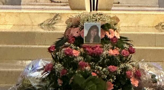 San Benedetto, chiesa San Pio X colma per l'addio alla prof Leila Paoli morta mentre stava tornando a casa in auto
