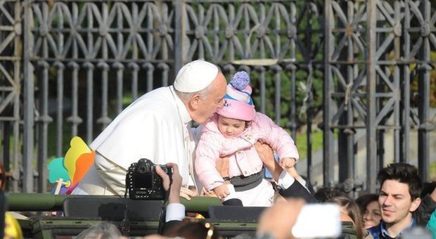 Il Papa a Pompei | Supplica alla Madonna: «Nelle nostre mani arma di pace e perdono». Poi prega nella cripta di Bartolo Longo