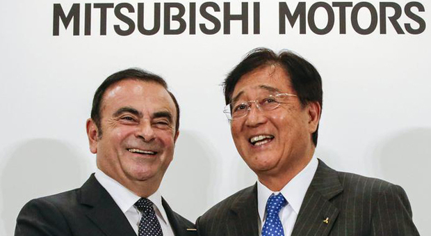 Carlos Ghosn, Presidente e CEO di Nissan (a sinistra) e Osamu Masuko, Presidente e CEO di Mitsubishi Motors