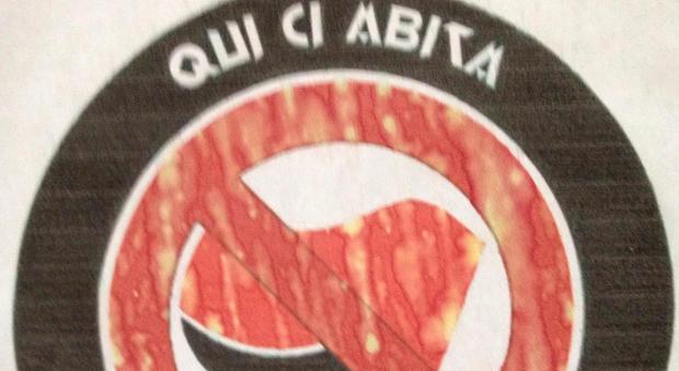 "Qui ci abita un antifascista", marchiate le case di alcuni militanti a Pavia
