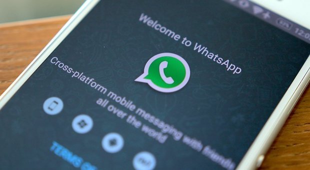 WhatsApp, privacy a rischio: polizia e servizi segreti avranno accesso alle chat