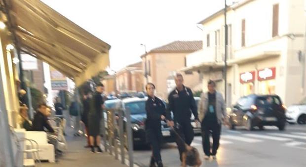 I carabinieri in via della Repubblica con i cani antidroga