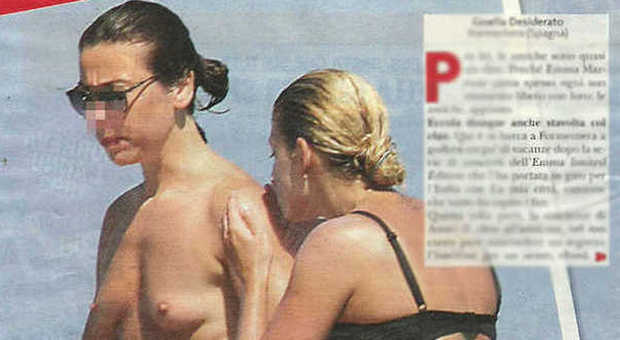 Emma Marrone, vacanze in barca a Formentera con l'amica in topless