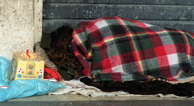 Un senza tetto costretto a dormire in strada