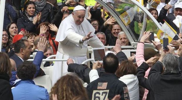 Papa Francesco a Napoli, folla di fedeli a Scampia: «Napoletani reagite alla camorra, corruzione puzza»