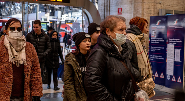Coronavirus, fa uno starnuto in metro a Milano: i passeggeri scappano, lui sbotta. «Non sono malato»