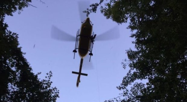 Cercatore di funghi scivola in una scarpata: recuperato con l’elicottero