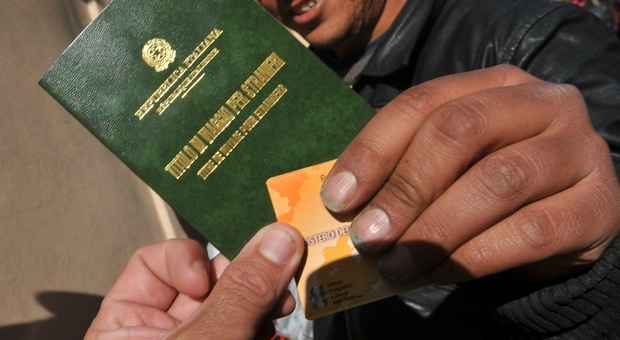 Falsi permessi di soggiorno per immigrati e assistenza Inps: 77 indagati