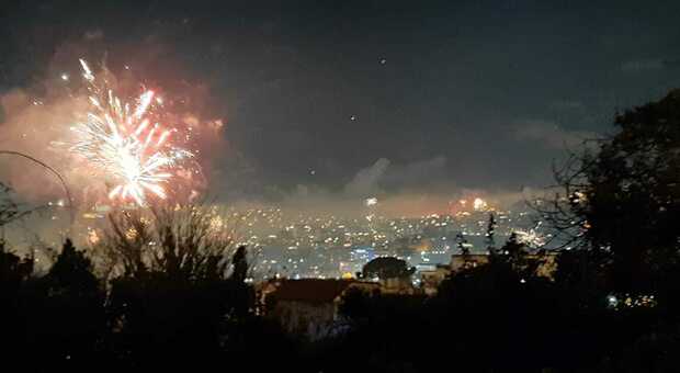 Capodanno a Napoli, due incendi: fuochi d'artificio entrano in casa, appartamento in fiamme
