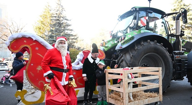 Padova, la slitta di Babbo Natale arriva in Pediatria: un trattore pieno di doni per i pazienti dell'ospedale