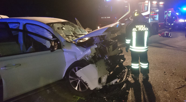 Toyota Rav4 in frontale contro una Zafira nella notte: 5 feriti gravi