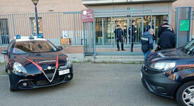 Ragazza di 19 anni suicida a Milano: impiccata all'università. Il biglietto choc: «Ho fallito nello studio e nella vita»