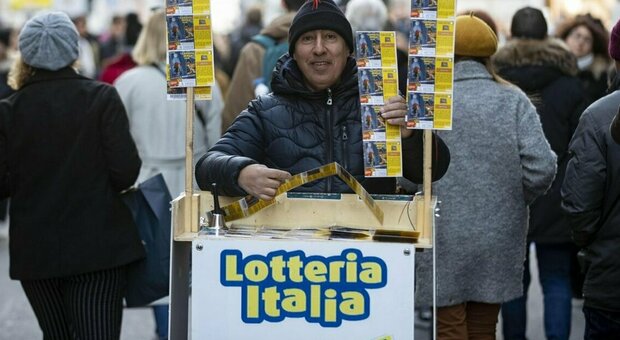 Vendita di biglietti della Lotteria Italia (FOTO D'ARCHIVIO)