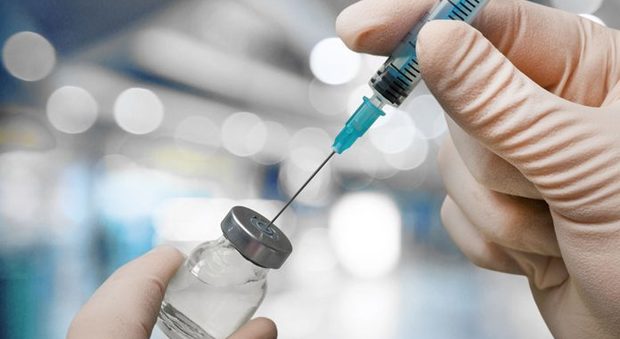 Vaccini, protesta a Bari contro la proposta di decreto sull'obbligatorietà